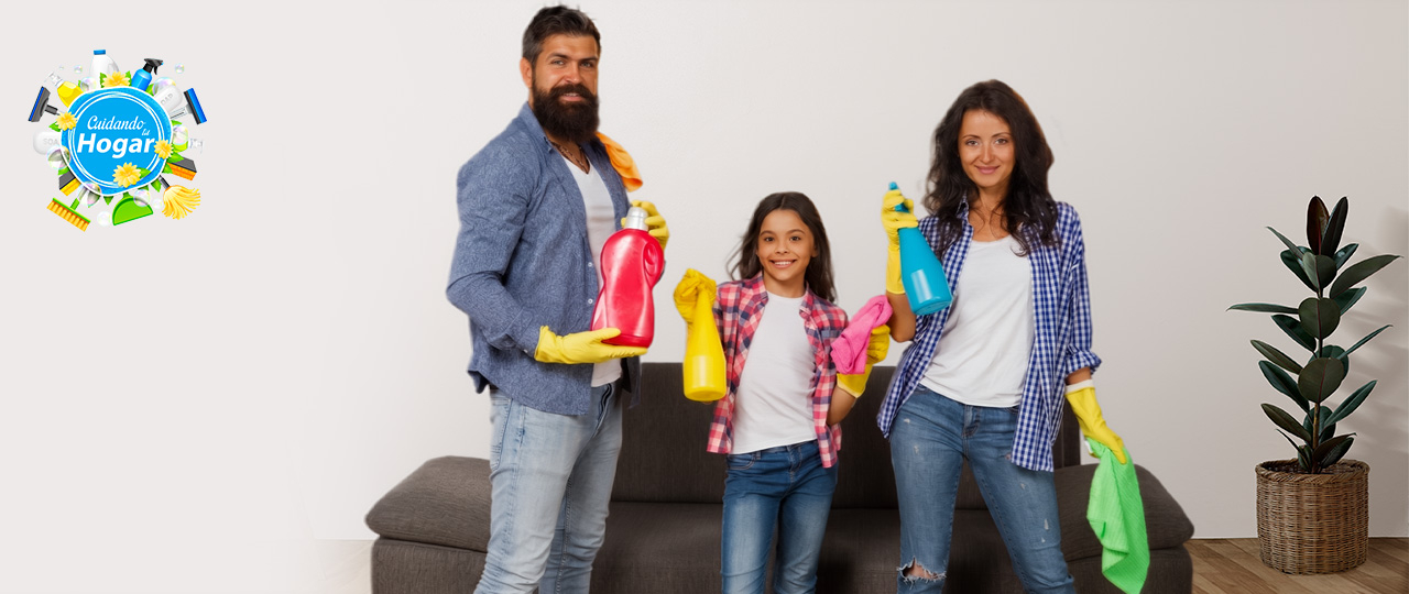 Familia comparttiendo las labores de la casa
