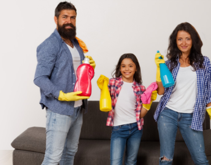 Familia comparttiendo las labores de la casa